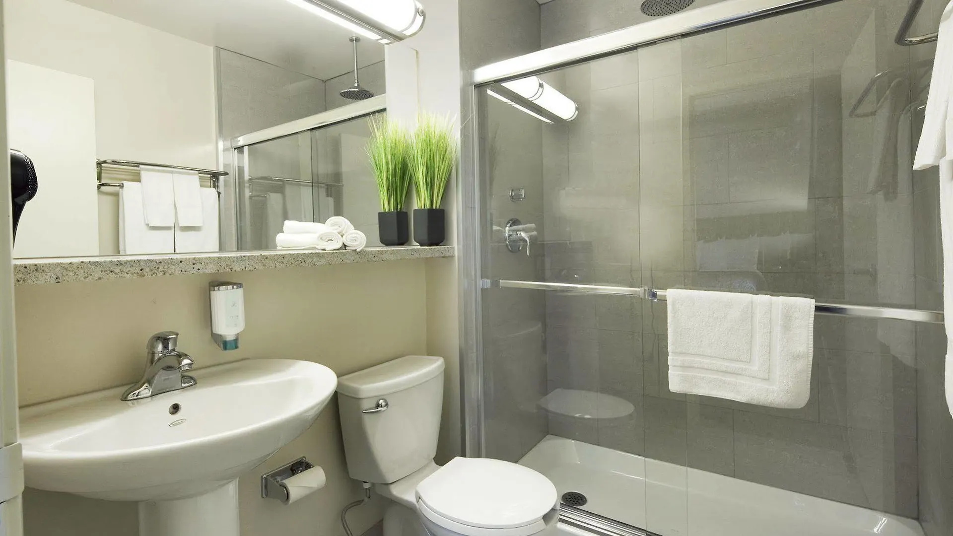 ** Motel Canadas Best Value Inn Toronto Canada